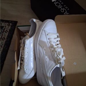 Women's White Puma Tennis shoes size 7